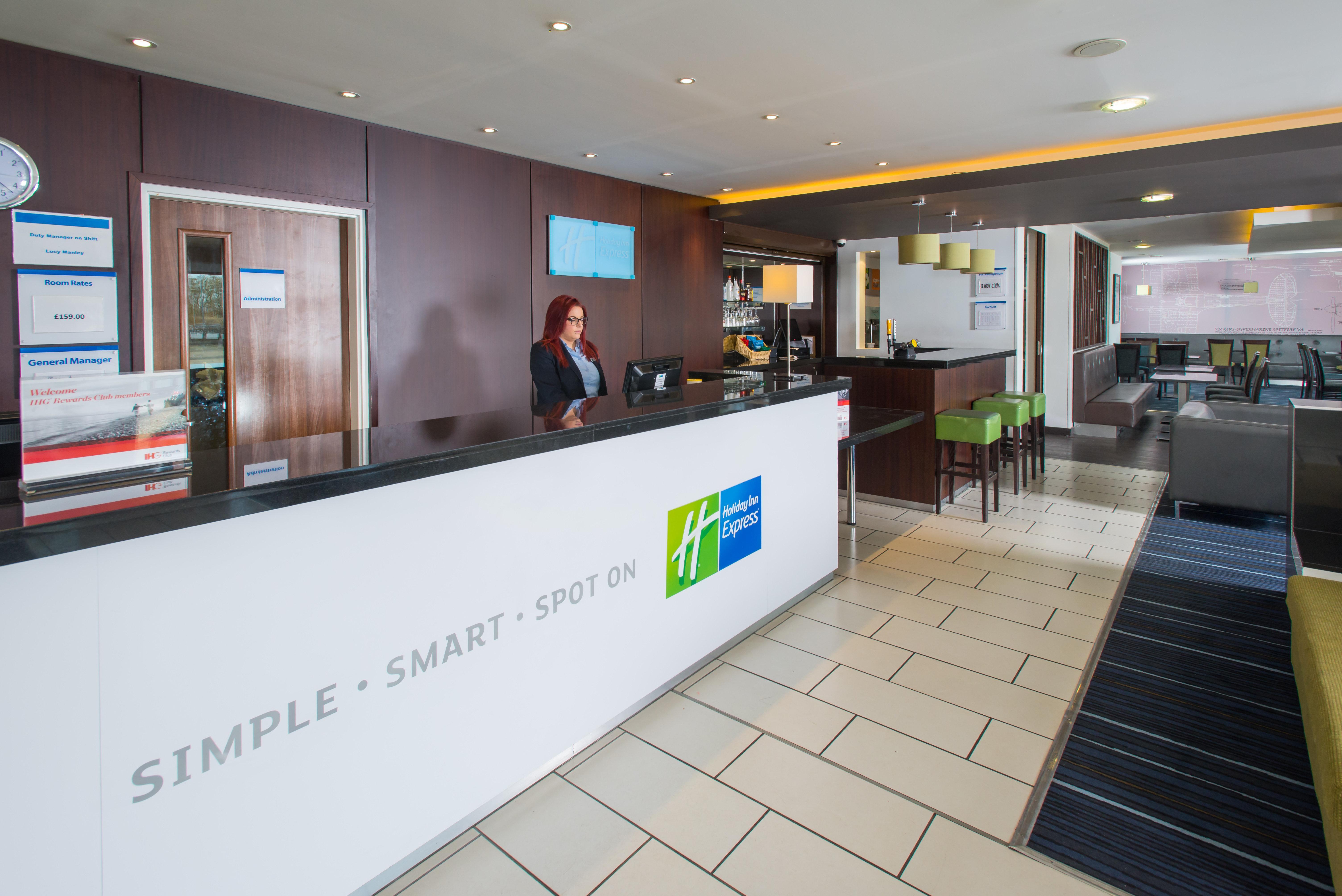 Holiday Inn Express Cambridge Duxford M11 Jct 10 By Ihg Dış mekan fotoğraf
