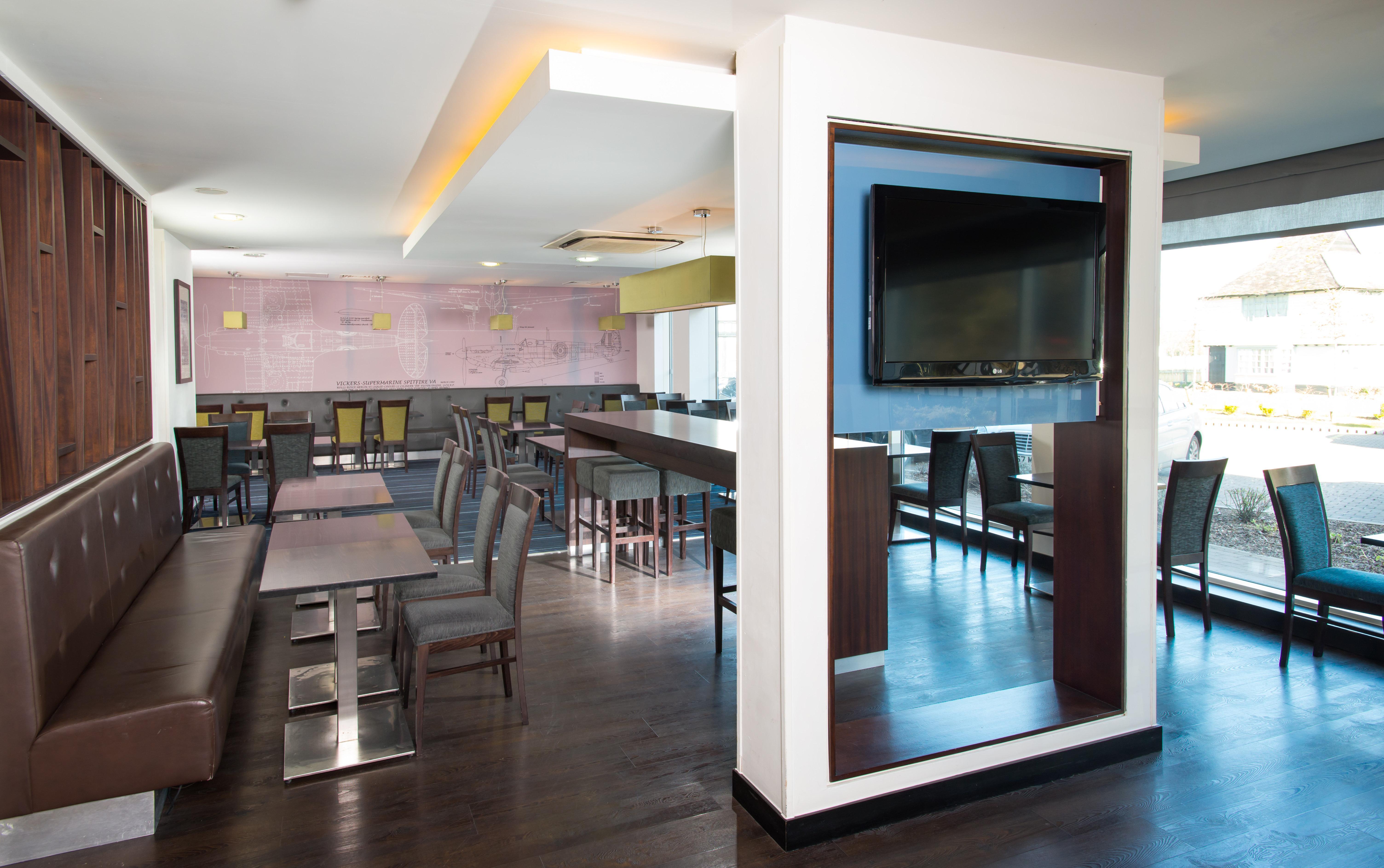 Holiday Inn Express Cambridge Duxford M11 Jct 10 By Ihg Dış mekan fotoğraf