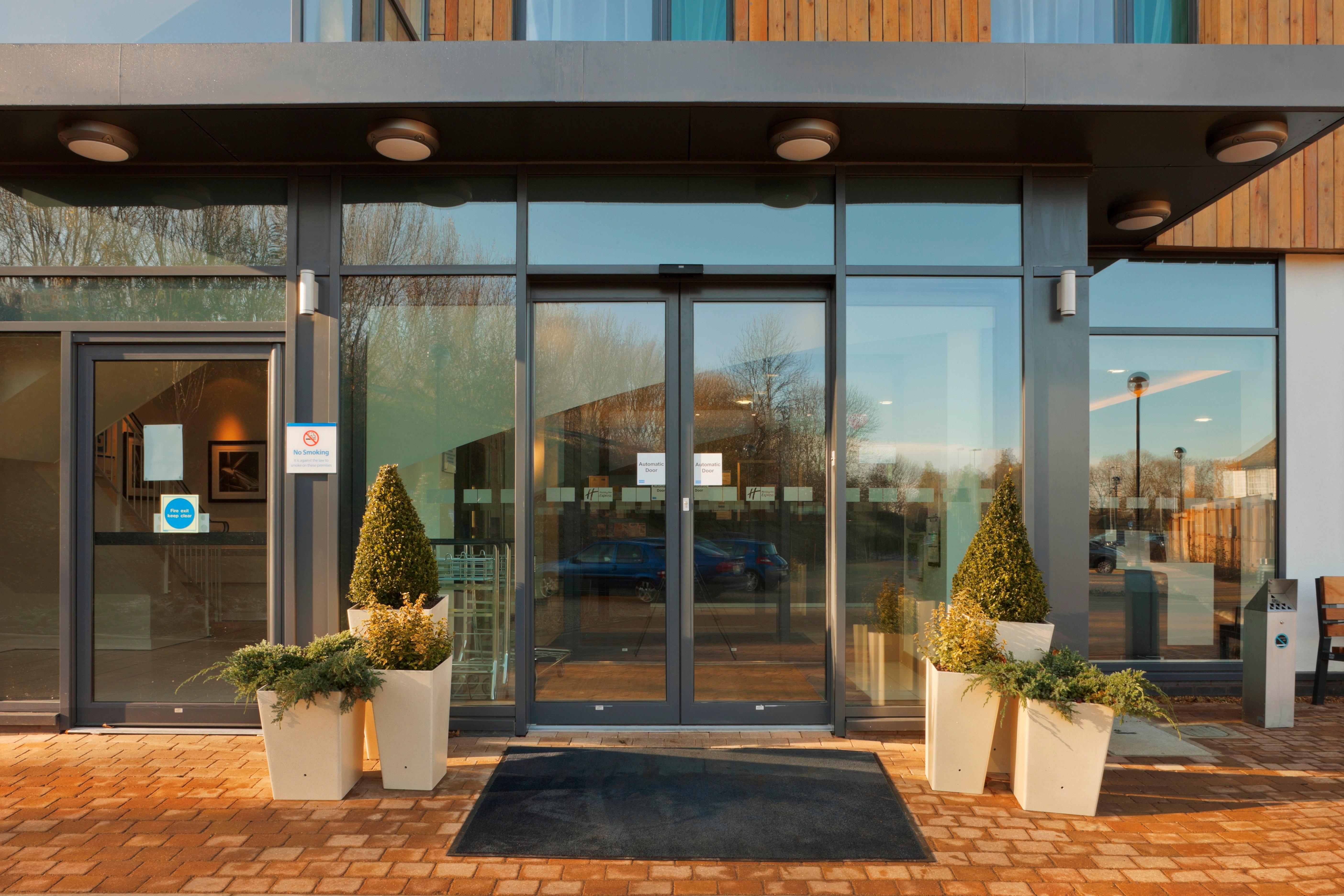 Holiday Inn Express Cambridge Duxford M11 Jct 10 By Ihg Dış mekan fotoğraf