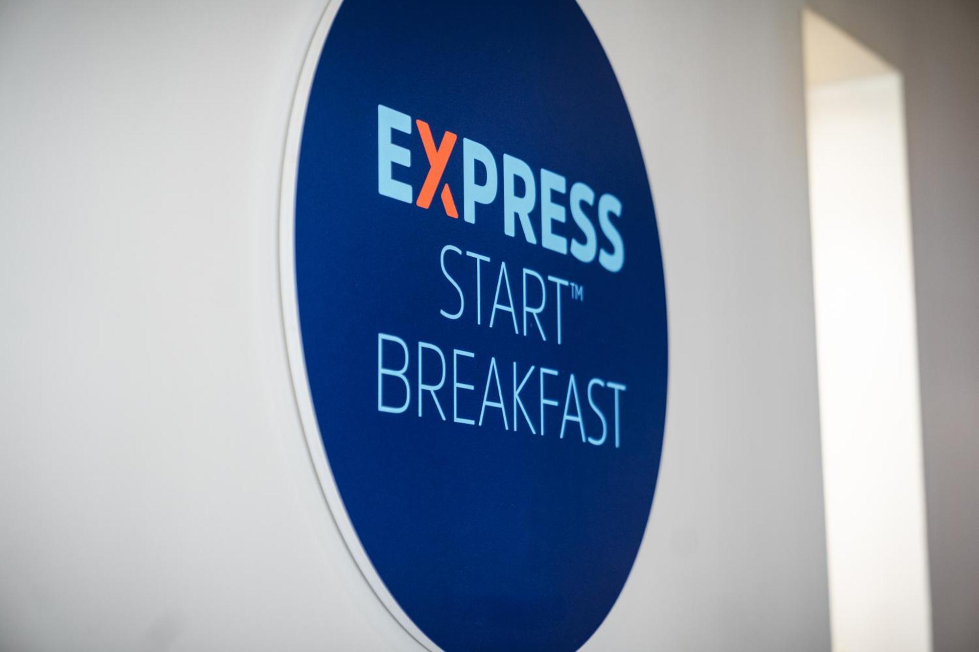 Holiday Inn Express Cambridge Duxford M11 Jct 10 By Ihg Dış mekan fotoğraf