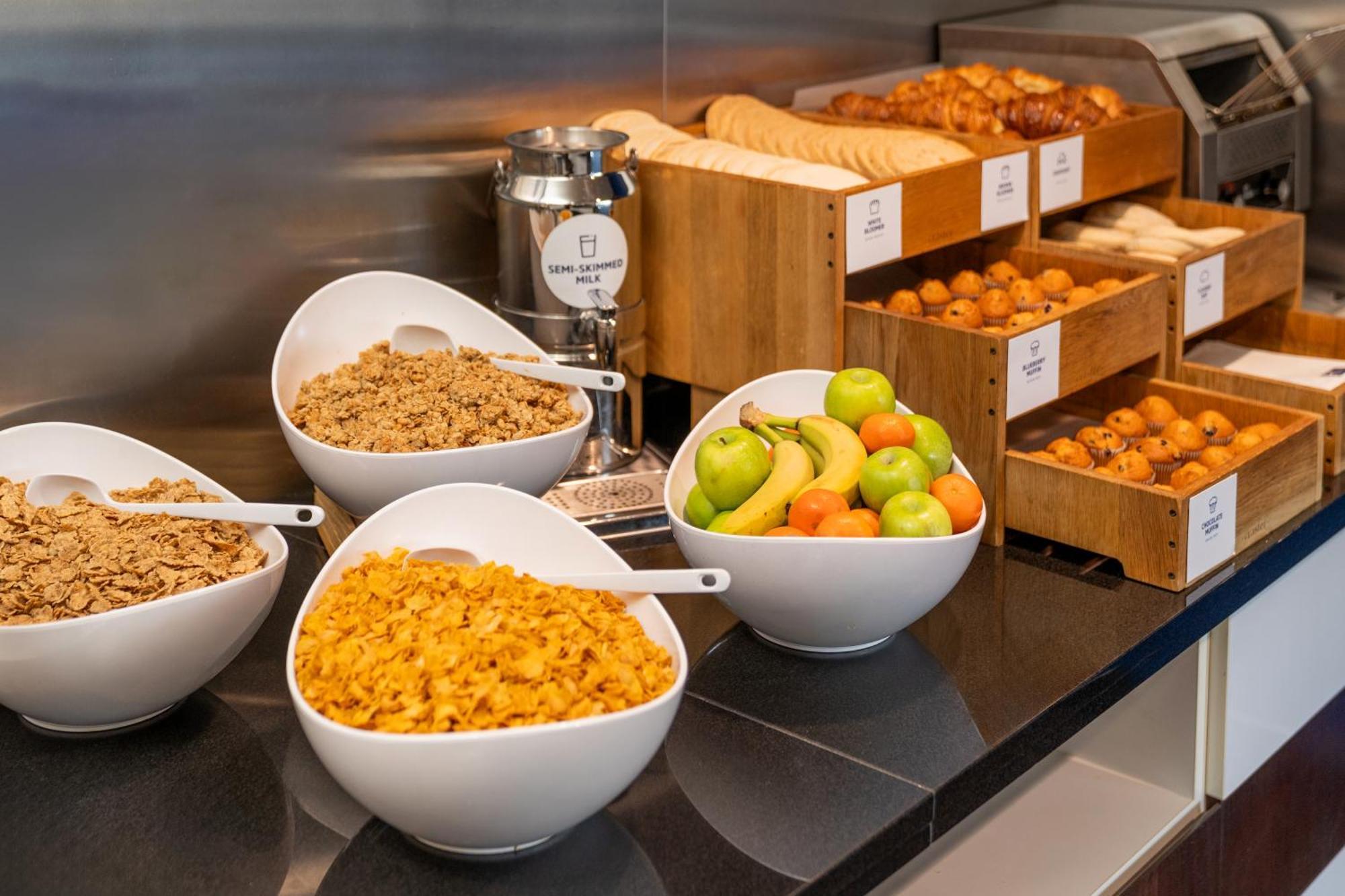 Holiday Inn Express Cambridge Duxford M11 Jct 10 By Ihg Dış mekan fotoğraf